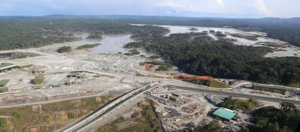 Vista aérea de la mina de cobre a cielo abierto excavada en la selva tropical