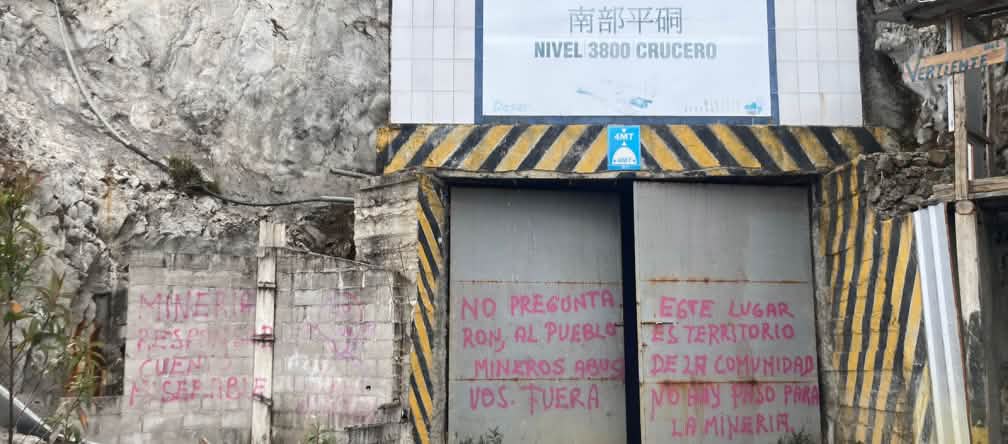 Inscripciones en la entrada de una mina: "Mineros fuera, no preguntaron al pueblo. Este es territorio de la comunidad. No hay paso para la minería"
