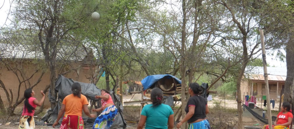 Mujeres del Pueblo Manjui jugando voley en la comunidad Wonta - Santa Rosa