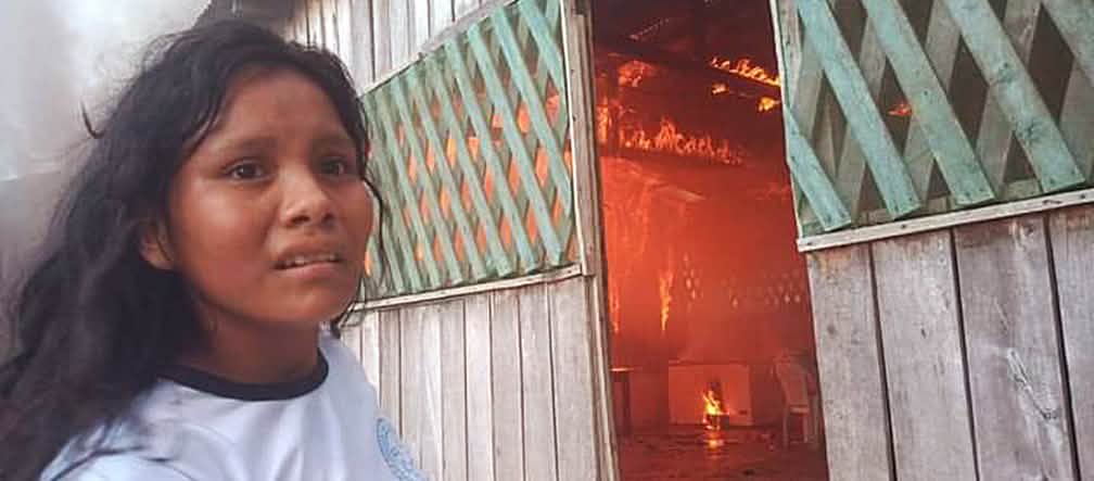 Ataque a la comunidad indígena Munduruku en la Amazonía, en Brasil. Sucedió en 2021 Ataque de la comunidad indígena Munduruku e incendio de una de las viviendas de Fazenda Tapajós