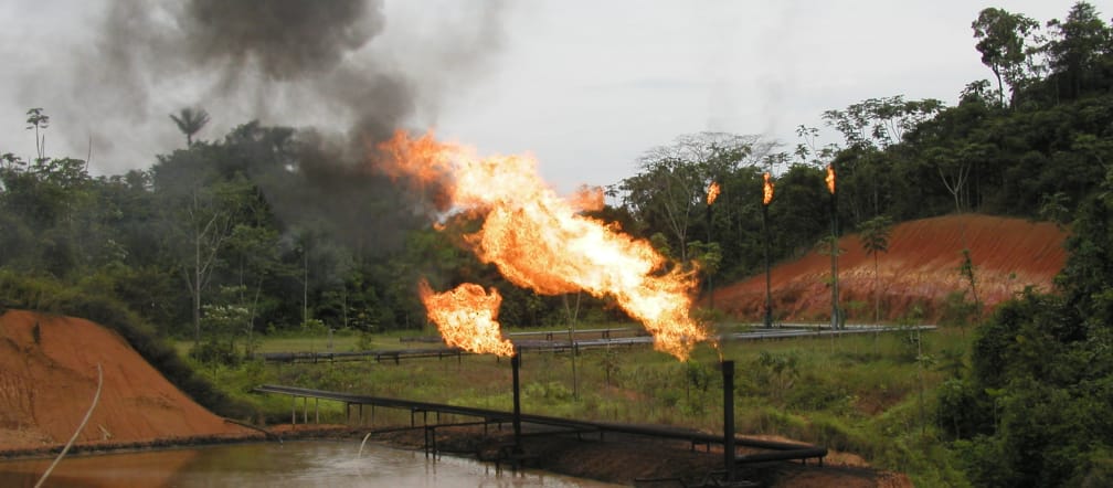 Quema de gas, oleoductos y balsas de petróleo en la selva amazónica del Ecuador