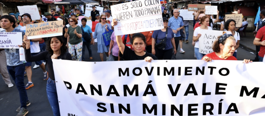 Manifestación con pancartas contra la minería en la ciudad de Panamá en septiembre 2023