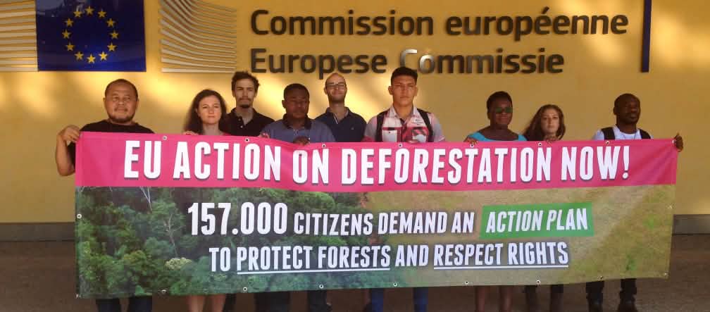 Detener la deforestación: representantes de organizaciones indígenas y defensores de derechos humanos entregan petición en la Comisión Europea Entrega de firmas petición contra la deforestación en la Comisión Europea