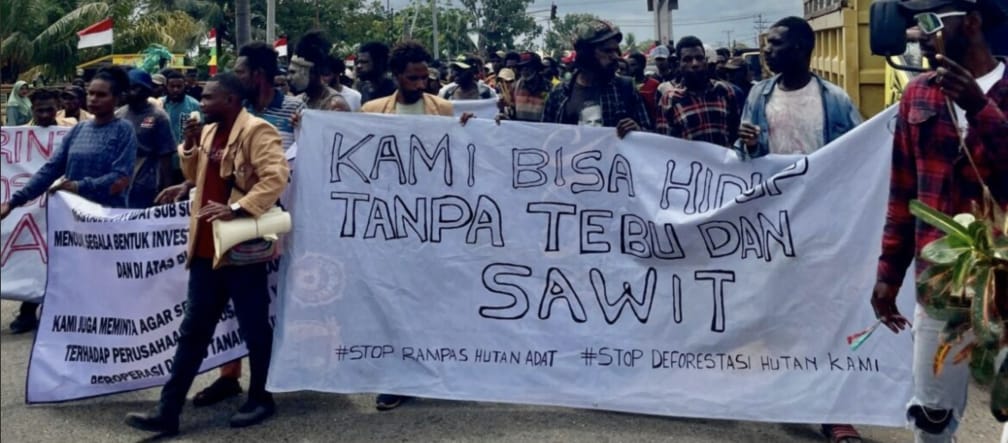 Grupo se manifiesta con una pancarta sobre la que se puede leer en indonesio “Podemos vivir sin azúcar ni aceite de palma. Detengan el robo del bosque indígena. Detengan la tala de nuestros bosques”