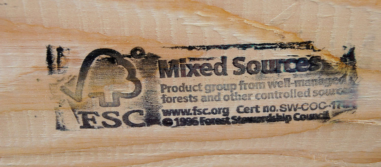 Sello FSC en un tablón de madera