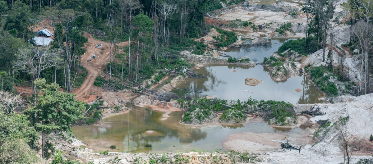 Vista aérea de minería ilegal de oro en la amazonía de Brasil