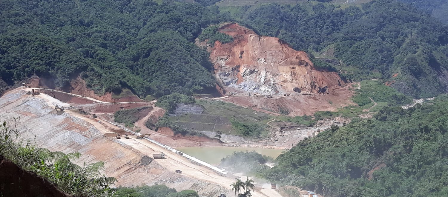 Vista de la destrucción causada por una mina de cobre a cielo abierto de la empresa Ecuacorrientes en la Amazonía Ecuatoriana