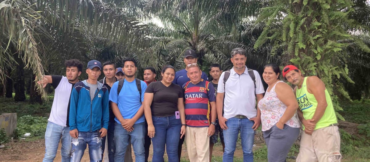 Grupo de personas en una comunidad afectada por la expansión de las plantaciones de palma aceitera, Honduras