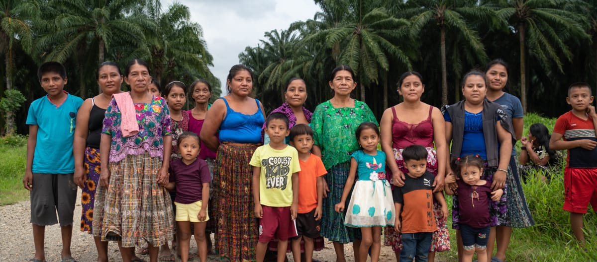 Grupo de mujeres y niños de la comunidad guatemalteca Chapín Abajo, arrinconada por las plantaciones de palma africana