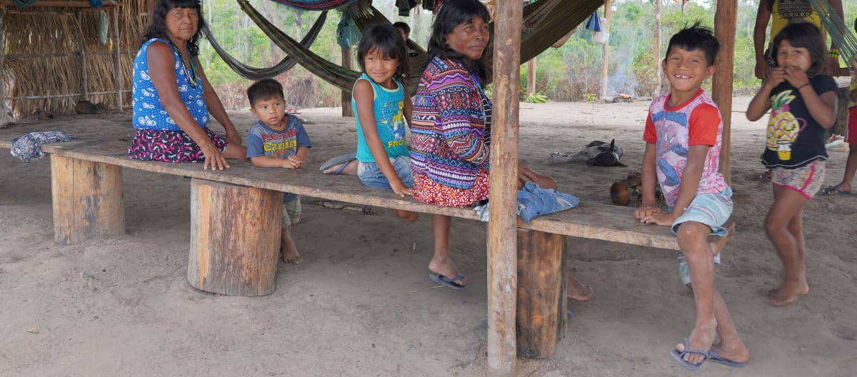 Personas ka'apor en su comunidad, en el territorio del Alto Turiaçu