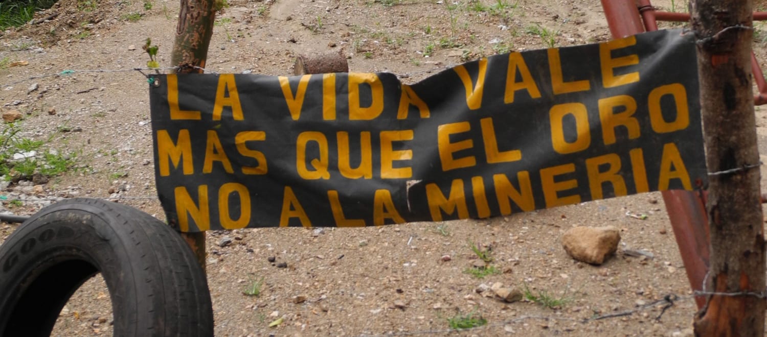 Pancarta del campamento antiminero en La Puya, Guatemala "La vida vale más que el oro. No a la minería"