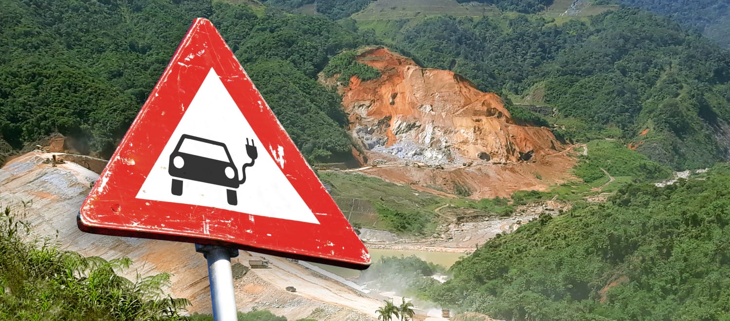 Fotomontaje: Señal de tráfico con un automóvil eléctrico delante de una mina en Ecuador