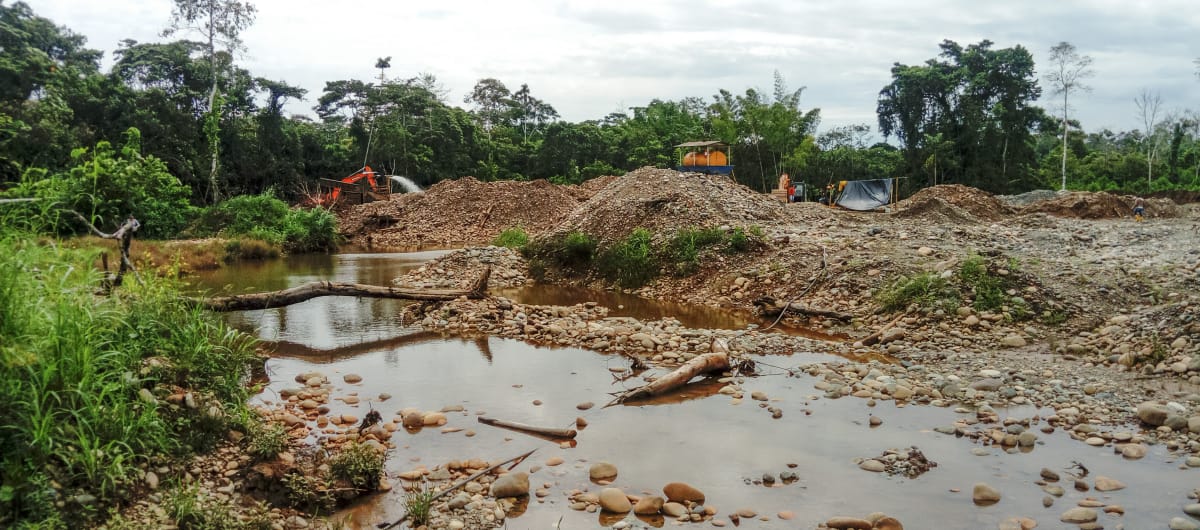 Destrucción de la tierra para búsqueda de oro, Ecuador