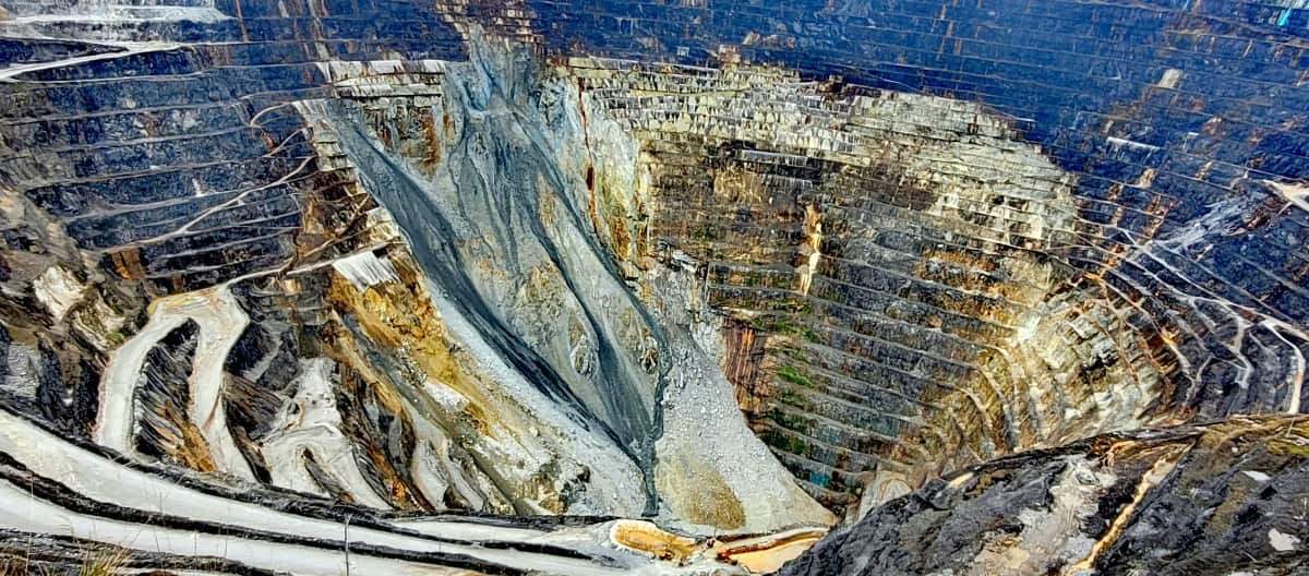 Vista del tajo abierto, que permite ver la destrucción causada por la mina Grasberg en Papua, Indonesia