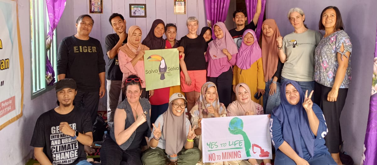 Grupo de mujeres resistiendo a la minería en Sulawesi, Indonesia, junto con miembros de Salva la Selva y Yes to Life No to Mining, en Octubre 2023