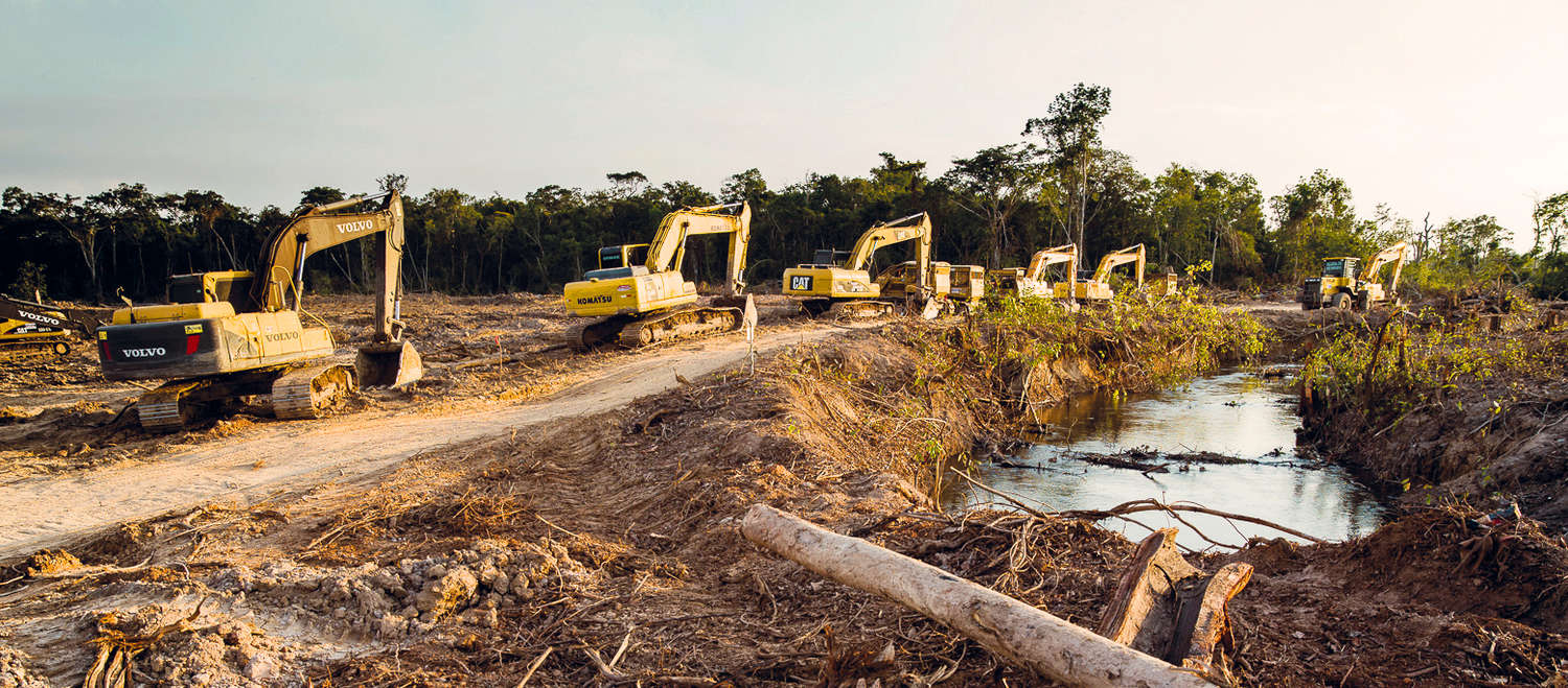 Maquinaria pesada para la construcción de una carretera en Perú