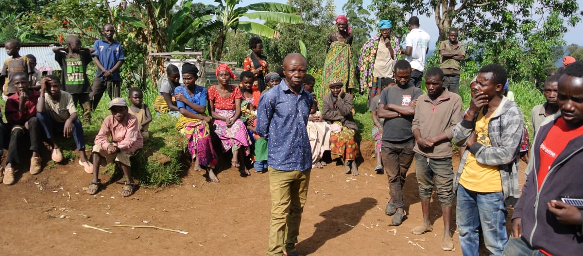 Miembros del pueblo indígena Batwa, reunidos en las inmediaciones del Parque Nacional Kahuzi