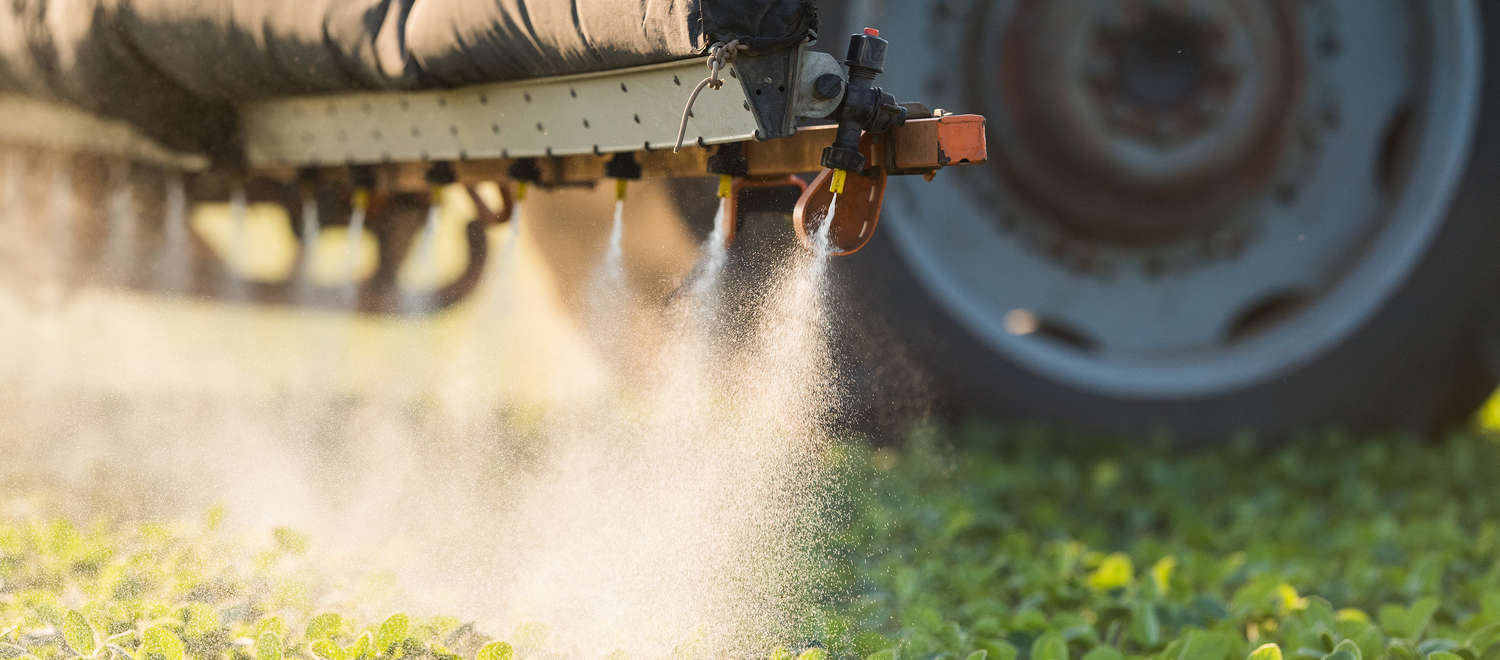 Tractor fumigando con agrotóxicos