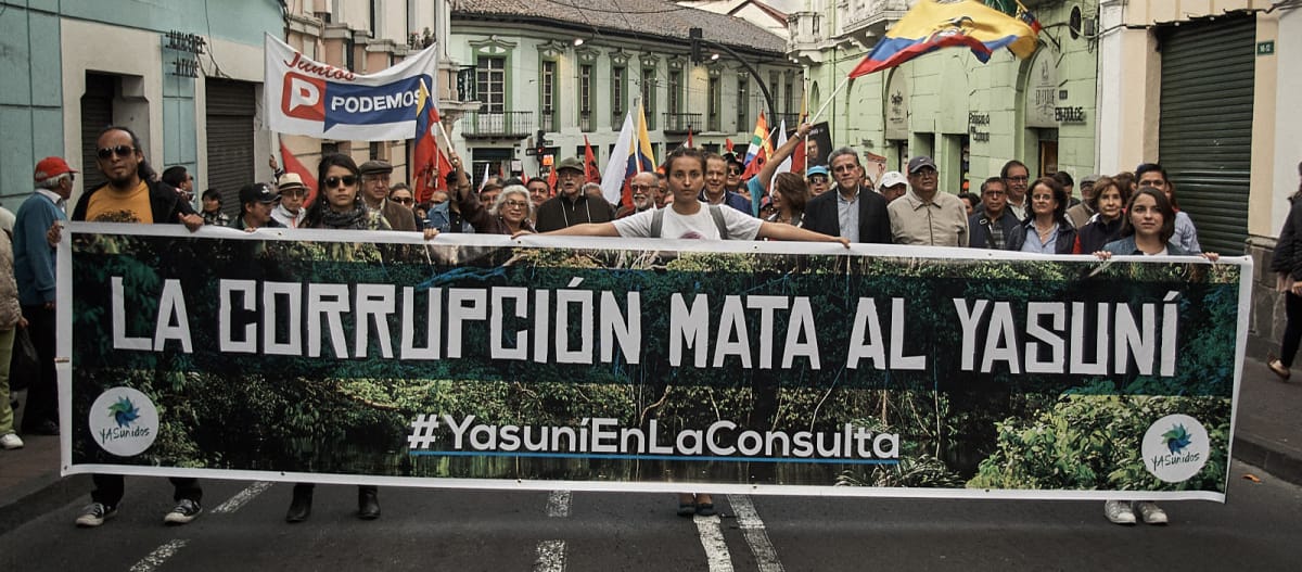 Manifestación del grupo YASunidos para exigir que el petróleo del Yasuní quede bajo el suelo. Portan una pancarta que dice "La Corrupción mata al Yasuní #YasuníEnLaConsulta