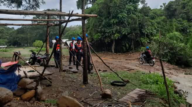 Vista de una barricada recién destruída. La misma había sido establecida para da barricada establecida para detener el avance de la minería de níquel