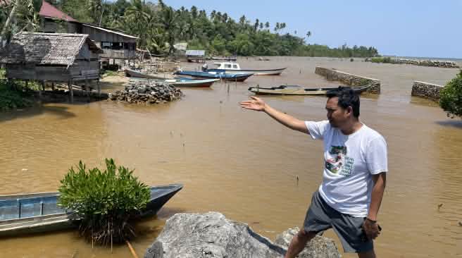Amien Muhammad de la Alliansi Sulawesi señala la contaminación que causa la minería de níquel sobre las poblaciones de la costa en la isla de Sulawesi
