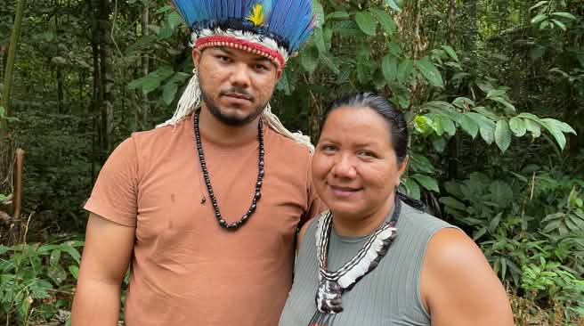 Retrato de líder indígena con un collar de plumas a la derecha y un joven indígena con una corona de plumas a la izquierda