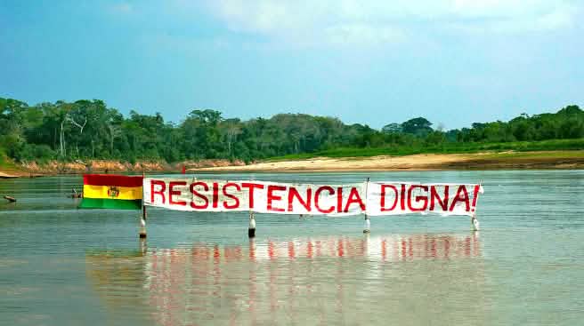 Resistencia en el TIPNIS Pancarta con la leyenda "Resistencia Digna" en el TIPNIS