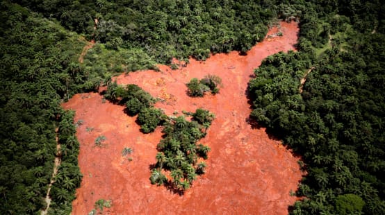 Rotura de balsa de residuos mineros tóxicos en Brasil
