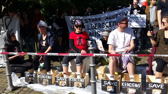 Activistas cementan sus pies en señal de protesta durante la junta de accionistas de HeidelbergCement