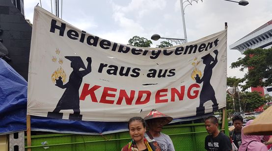 Protesta contra la empresa alemana HeidelbergCement en Java, el 8-12-2017