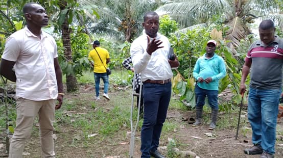 Luis Quintero, presidente de la comuna Barranquilla de San Javier junto a otros pobladores afectados por la expansión de la palma aceitera en la región y criminalizados por la empresa y el Estado