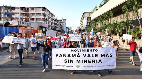 Manifestación con pancartas contra la minería en la ciudad de Panamá en septiembre 2023