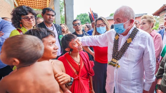 Presidente de Brasil Lula da Silva visita Casa de Salud en territorio Yanomami
