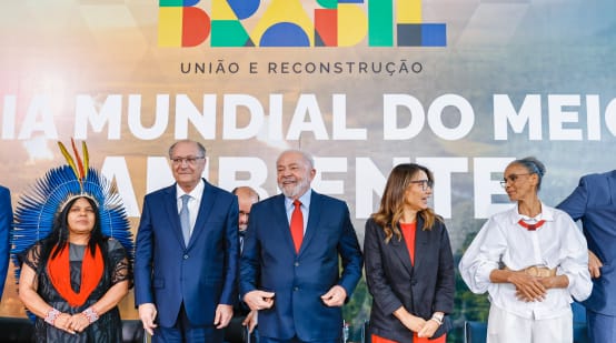 El presidente Lula da Silva junto a ministras Marina Silva y Sonia Guajajara y otras autoridades, delante de un cartel que dice en portugués ‘Día Mundial del Medio Ambiente’