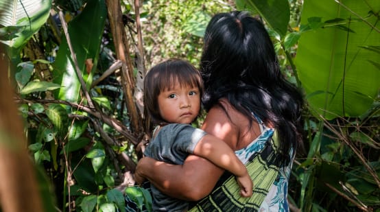 Mujer indígena Kaapor en la selva amazónica de Brasil