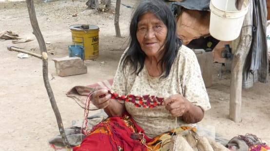 Mujer artesana de la comunidad Wonta-Santa Rosa