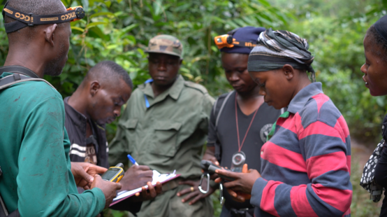 Mujeres eco guardas durante la vigilancia del Parque Nacional Grebo-Krahn en Liberia