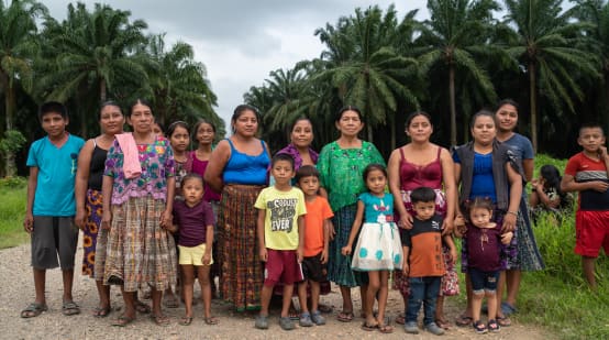 Grupo de mujeres y niños de la comunidad guatemalteca Chapín Abajo, arrinconada por las plantaciones de palma africana