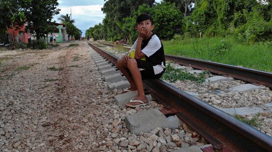 Niño en la antigua vía existende en lo que será el trazado del proyecto del Tren Maya, en México