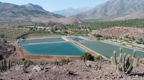 Piscinas de las empresas agrícolas en medio de la sequía por la producción del aguacate, cítricos y nogales en la comunidad de Calle Larga, Chincolco, Chile