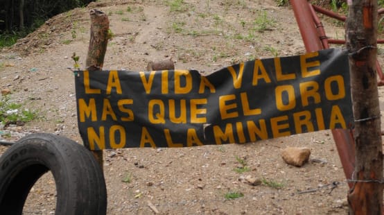 Pancarta del campamento antiminero en La Puya, Guatemala "La vida vale más que el oro. No a la minería"