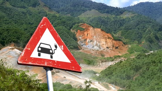 Fotomontaje: Señal de tráfico con un automóvil eléctrico delante de una mina en Ecuador