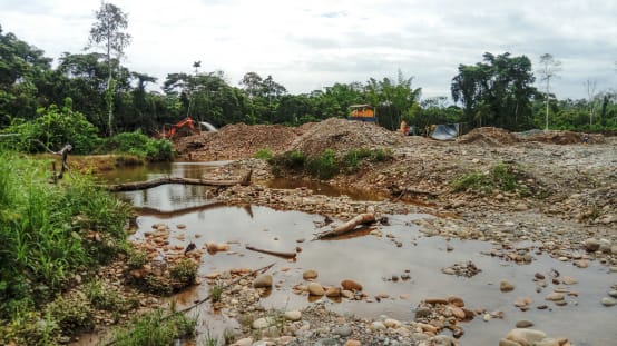 Destrucción de la tierra para búsqueda de oro, Ecuador