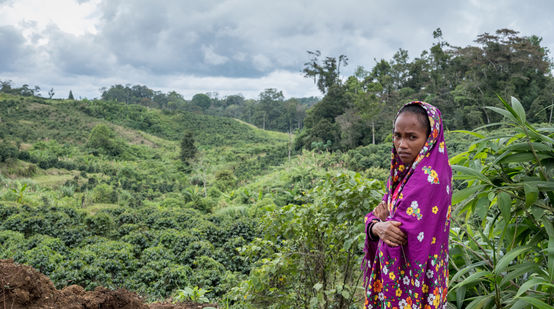 Marivic ‘Tarsila’ Danyan frente a las plantaciones de café cerca de la comunidad de Tabasco en Filipinas en la que vive.