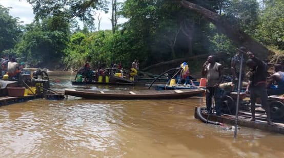 Buscadores de oro en un río en Costa de Marfil