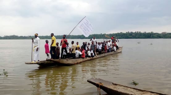 Manifiestación en barca contra el envenenamiento del río Aruwimi, en la provincia de Tshopo, República Democrática del Congo