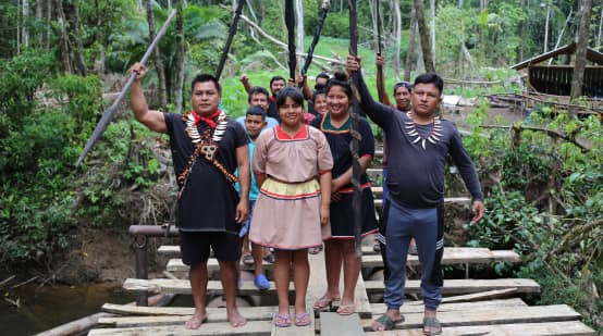 Indígenas A'i Cofán de Durengo con Eduardo Medúa (izquierda).