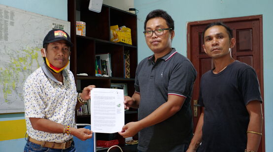 Effendi Buhing de Kinipan y Safrudin Mahendra de Save Our Borneo
