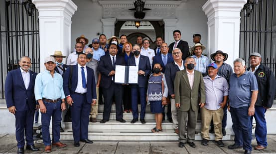 Un grupo de personas de la Alianza en Defensa de la Cuenca del Río Santa María recibe la sanción de la Ley 339 que declara Patrimonio Natural Nacional y Área Protegida Hidrológica a cargo del Presidente Laurentino Cortizo Cohen