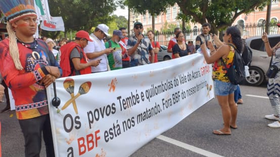 Comunidades indígenas y quilombolas protestan en contra de la expansión del monocultivo de palma aceitera con pancarta "BBF nos está matando. Fuera de nuestro territorio"